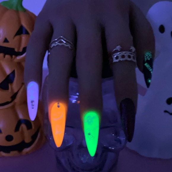 Hand crafted Glow In Dark Halloween Medium Stiletto Love Galore Press On Nails - Picture 4 of 10